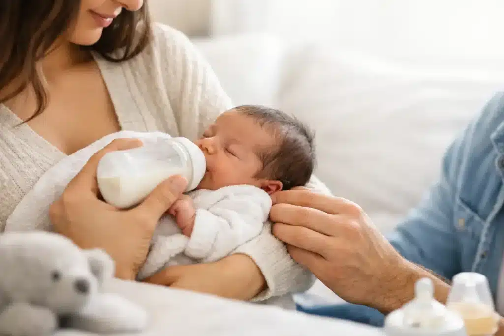 Newborn Feeding Guide for Parents in the First Weeks